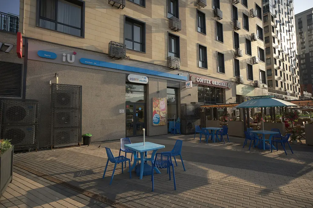 Almaty: Street level view of shops and cafes at Abay Avenue 160 in Almaty Кафе и магазины на первом этаже жилого комплекса по проспекту Абая, 160 в Алматы CC-Zero|Adver