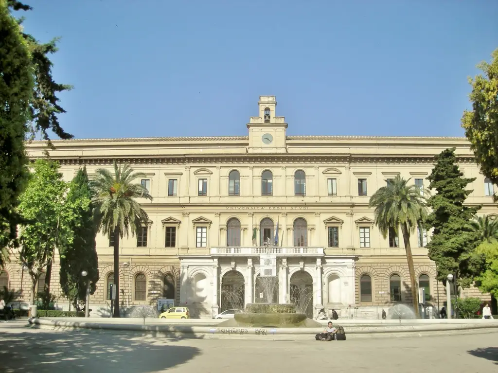 Bari: Bari. Università degli Studi Bari. Self-published work|Files by Qoan|Files with coordinates missing SDC location of creation|Fontana di piazza Umberto I (Bari)|