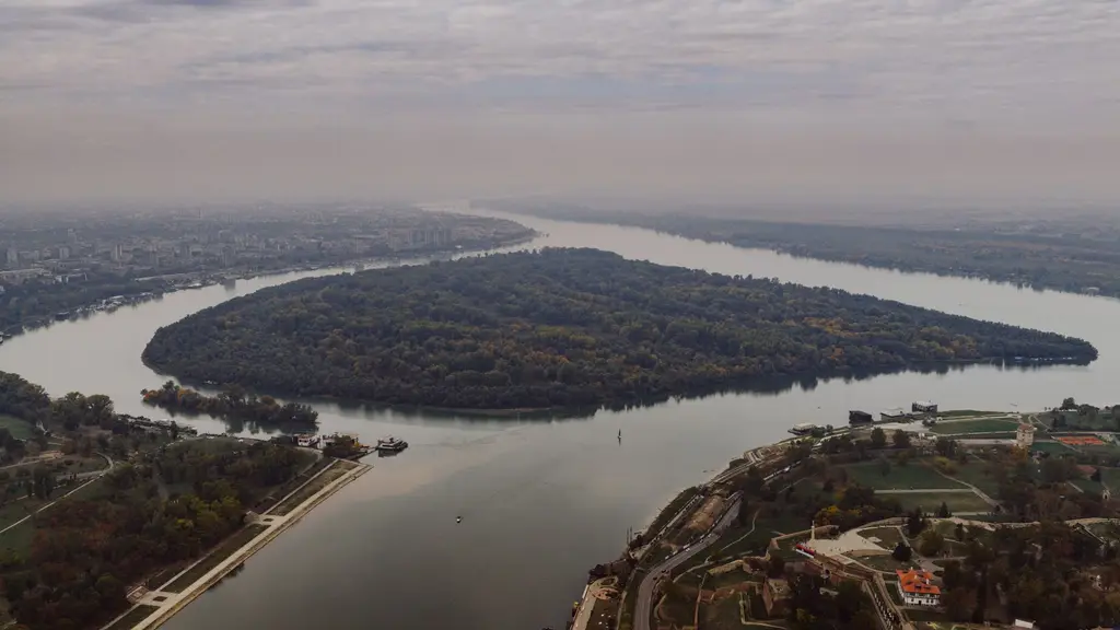 Belgrade: Stunning aerial shot of the river bend in Belgrade, Serbia, showcasing lush greenery and cityscape.