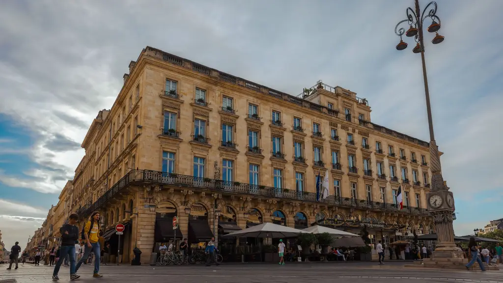 Bordeaux: Daytime view of a historic building in Bordeaux, France, showcasing its classic architecture.
