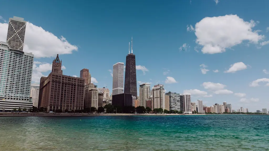 Chicago: Stunning view of Chicago's skyline with Lake Michigan on a clear day featuring iconic skyscrapers.