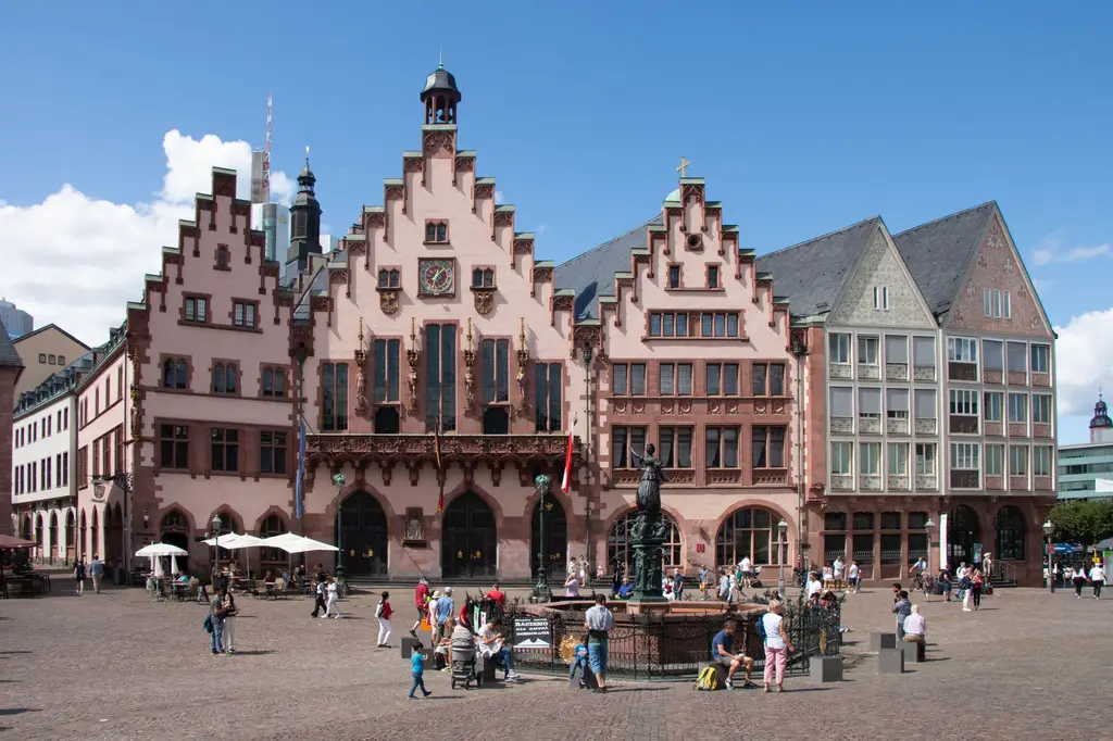 Frankfurt: Explore the historic architecture of Römer Square in Frankfurt, Germany.
