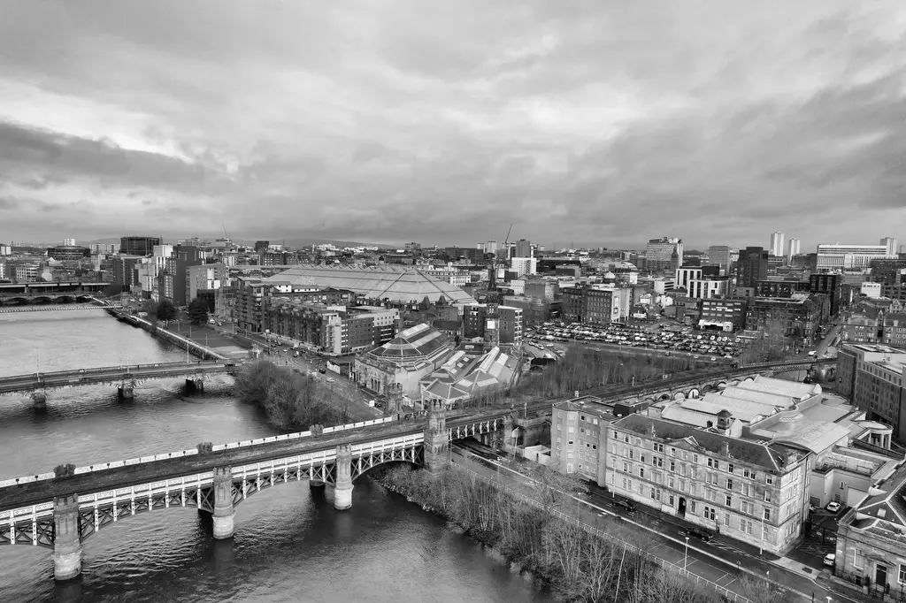 Glasgow: Aerial black and white cityscape of Glasgow, showcasing the River Clyde and iconic architecture.