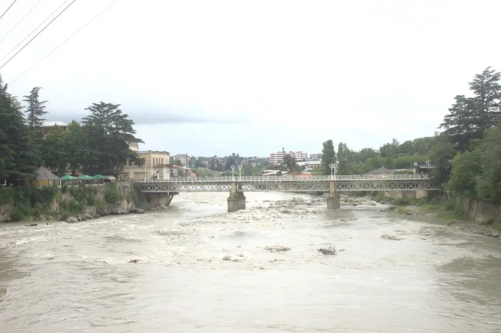 Kutaisi: Kutaisi, rozvodněná řeka A river in Kutaisi, Georgia Kutaisi|Uploaded with pattypan|Geocoded images of User:Aktron|Files with coordinates missing SDC location o