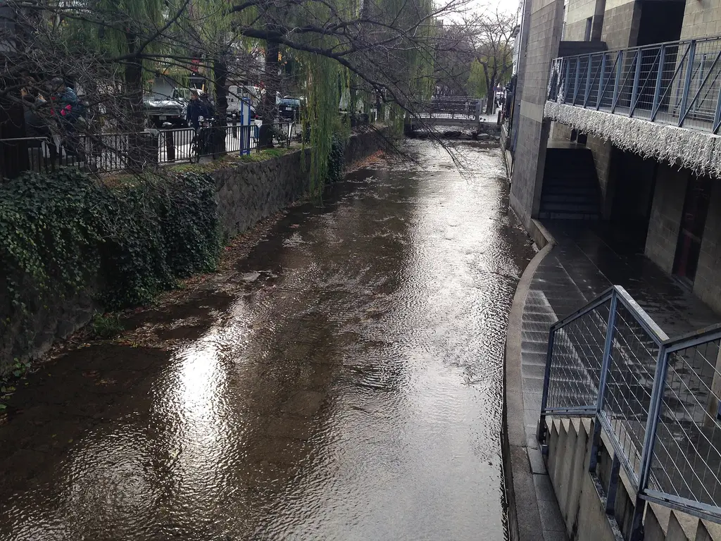 Kyoto: Takasegawa River from Sanjo Street 三条通近くの高瀬川 Takase River (Kyoto)|Self-published work|December 2013 in Kyoto|Files with coordinates missing SDC location of crea