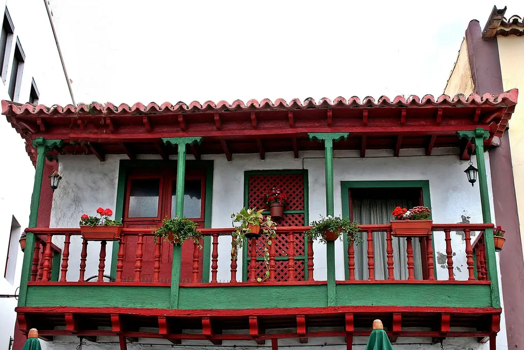 La Palma: Balcon del paseo marítimo de Sta. Cruz de La Palma Balcon del paseo marítimo de Sta. Cruz de La Palma Old town of Santa Cruz de La Palma|Flickr images reviewed 