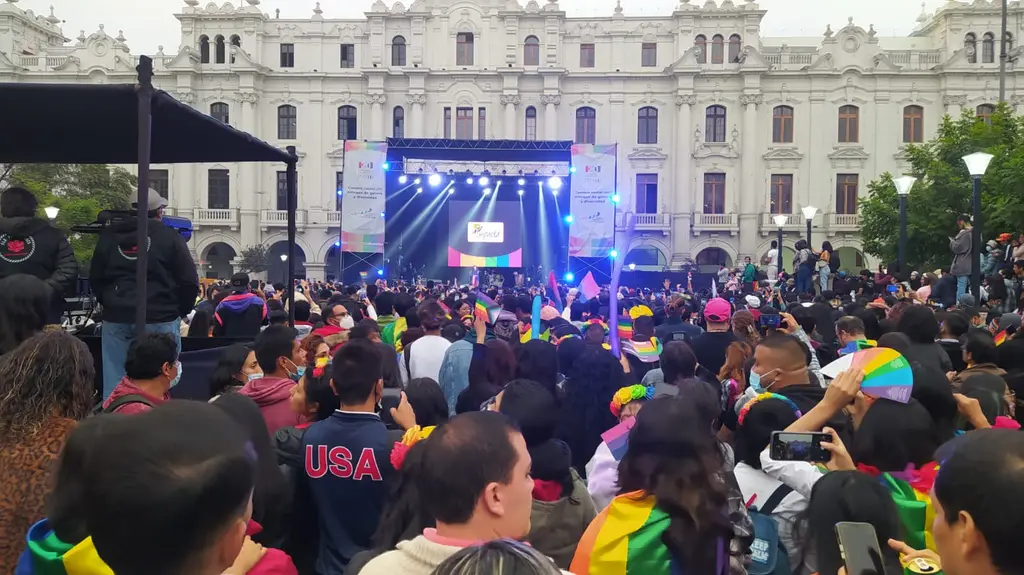 Lima: Escenario en la Plaza San Martin Escenario desde donde se realizaron distintas actividades vinculadas con las politicas a favor del movimiento LGTB lo cual repr