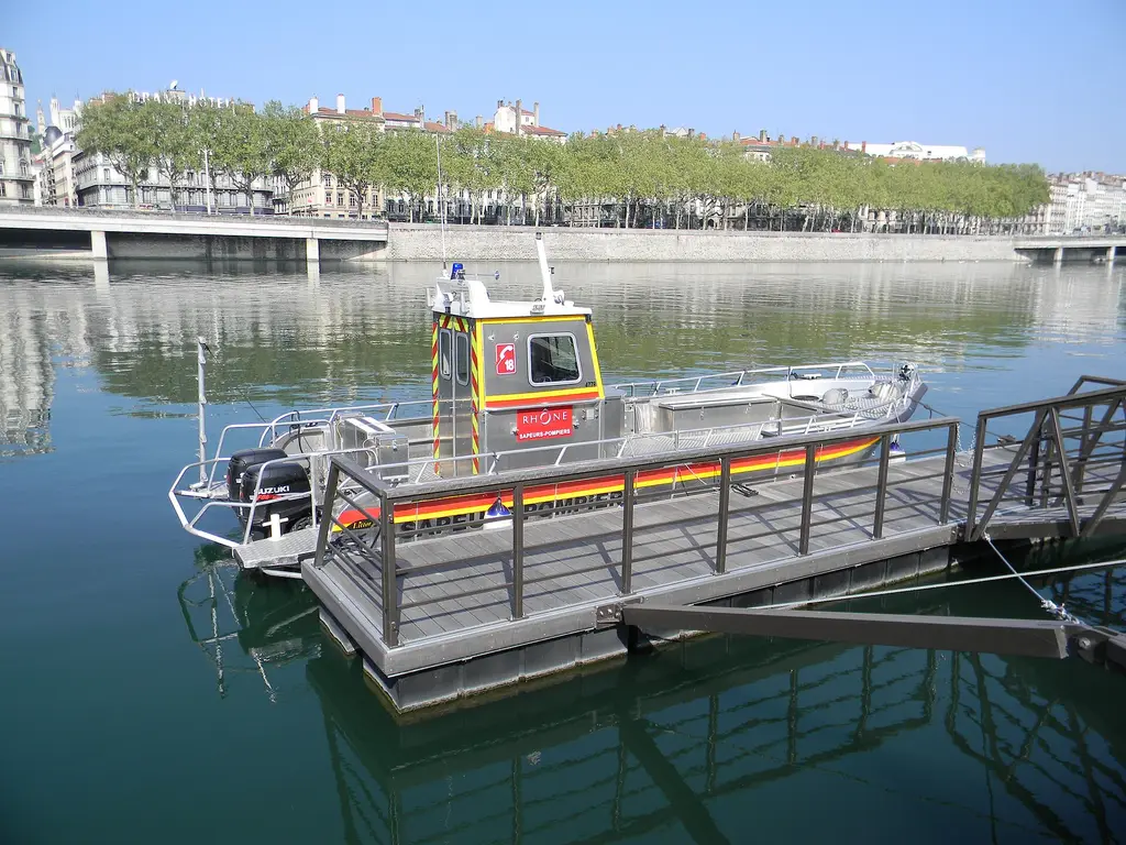 Lyon: Bateau Pompiers Rhône Lyon Firemen boat of Lyon GFDL|Taken with Nikon Coolpix L110|CC-BY-SA-3.0,2.5,2.0,1.0|Berges du Rhône|License migration redundant|Self-pub