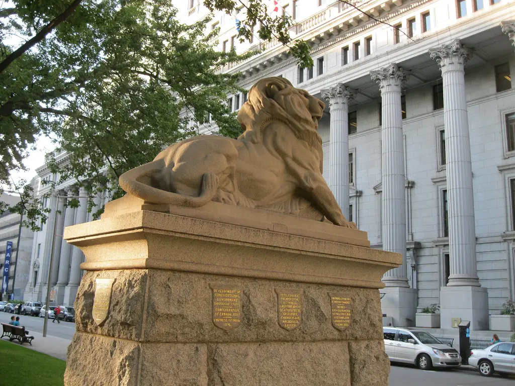 Montréal: Lion de Belfort Montreal 03 Lion de Belfort (1897), sculpture de George William Hill, au Square Dorchester à Montréal Taken with Canon PowerShot A3100 IS|Lion d