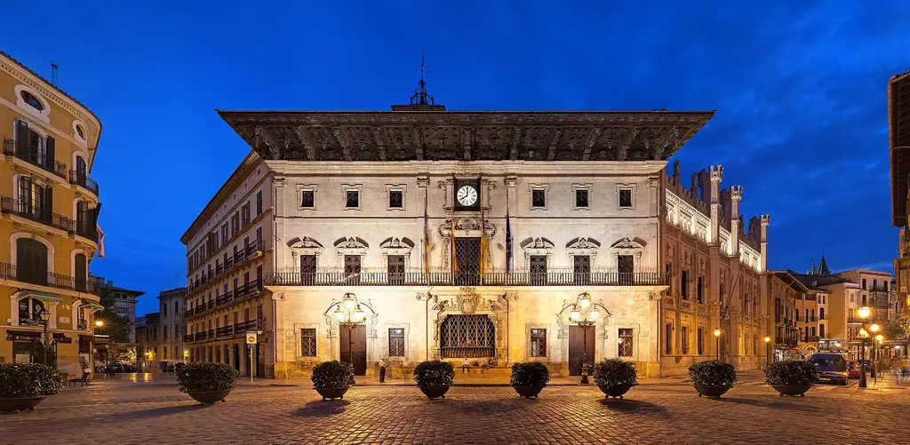 Mallorca: Rathaus Palma de Mallorca abends City Hall of Palma de Mallorca , Spain Taken with Canon EOS 5D Mark II|Self-published work|Featured pictures of buildings|Build