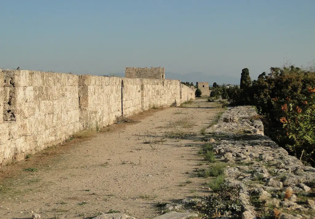 Rhodes: Chemin de ronde (Rhodes) 03 Chemin de ronde on the West Walls on the Medieval City of Rhodes, Greece GFDL|Taken with Sony DSC-HX1|License migration redundant|CC