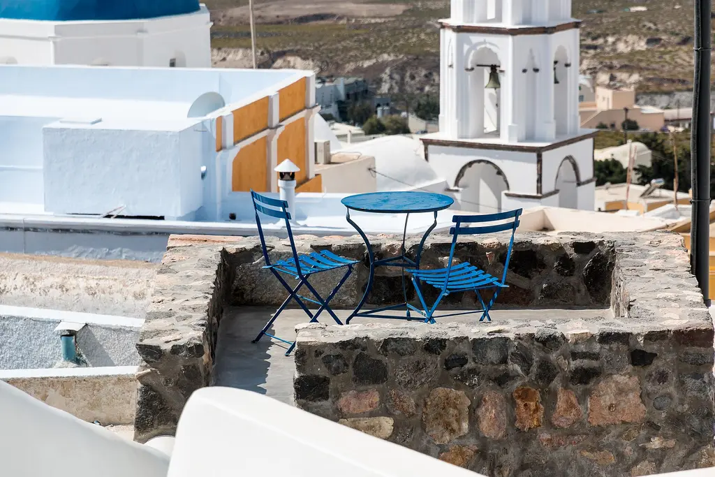 Santorini: Santorin (GR), Pirgos Kallistis -- 2017 -- 2911 Table with chairs in Pirgos Kallistis , Santorini , Greece Photographs by Dietmar Rabich/Quality images of Greec