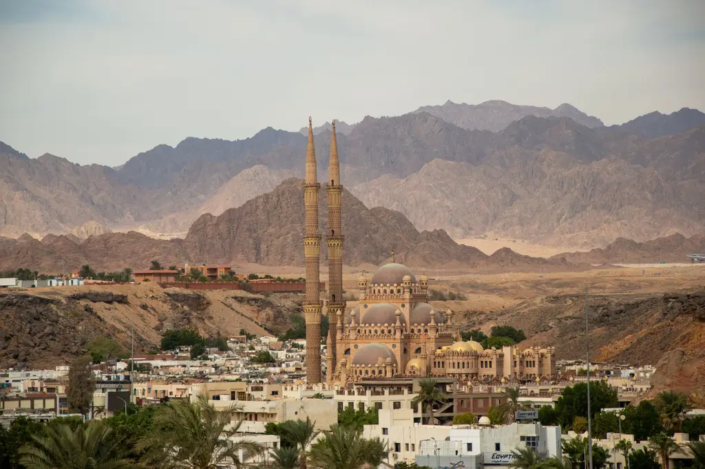 Sharm El Sheikh: A grand mosque with tall minarets in Sharm El Sheikh set against desert mountains.