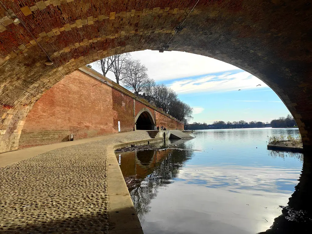 Toulouse: Sous le Pont Neuf Vue sous le Pont Neuf de Toulouse, vers Tounis. Pont-Neuf de Toulouse|Quai de Tounis (Toulouse)|Self-published work|Garonne (Toulouse)|Files w