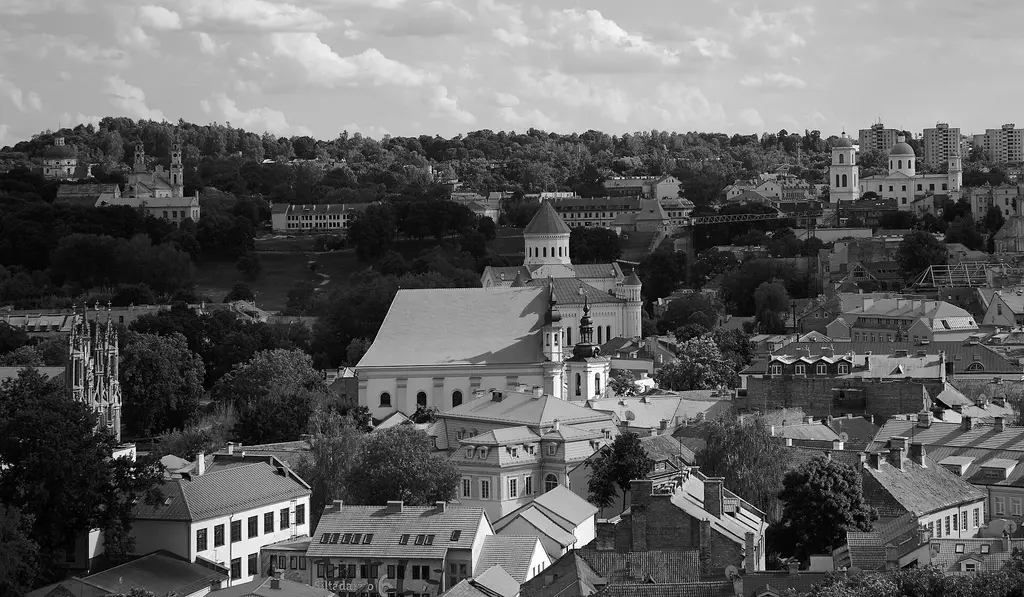 Vilnius: 364 vilnius Old Town (29527541585) Taken in June 2016. Some nice afternoon light catching the buildings. Taken from the castle hill. Best if you press L to view